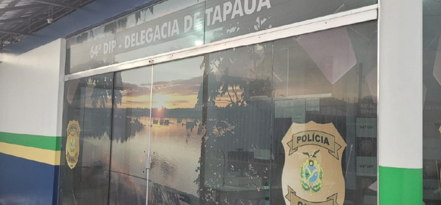 A Polícia Civil do Amazonas (PC-AM), por meio da 64ª Delegacia Interativa de Polícia (DIP) de Tapauá (a 449 quilômetros de Manaus), em ação integrada com a Polícia Militar do Amazonas (PMAM), cumpriu, nesta quinta-feira (03/04), um mandado de prisão preventiva contra um homem, de 26 anos, pelo crime de tráfico de drogas. O crime foi praticado em Manaus, no ano de 2024.