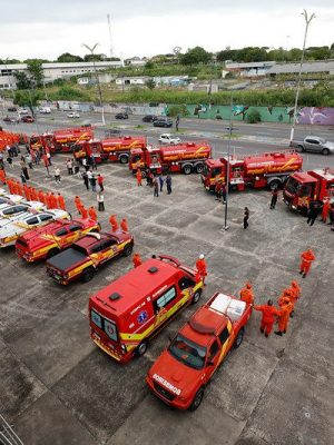 Municípios do interior do Amazonas agora contam com uma capacidade maior de enfrentamento a incêndios graças à iniciativa do Governo do Amazonas de implantação dos Grupamentos Integrados de Combate a Incêndio e Proteção Civil (GCIP). Com as novas viaturas enviadas ao interior – as primeiras de grande porte do Corpo de Bombeiros Militar do Amazonas -, 16 municípios passam a ter capacidade de uma resposta às ocorrências de forma mais rápida, eficiente e integrada. A ação foi realizada, na terça-feira (13/05), com a presença do governador Wilson Lima.