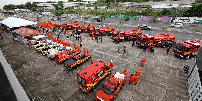 Municípios do interior do Amazonas agora contam com uma capacidade maior de enfrentamento a incêndios graças à iniciativa do Governo do Amazonas de implantação dos Grupamentos Integrados de Combate a Incêndio e Proteção Civil (GCIP). Com as novas viaturas enviadas ao interior – as primeiras de grande porte do Corpo de Bombeiros Militar do Amazonas -, 16 municípios passam a ter capacidade de uma resposta às ocorrências de forma mais rápida, eficiente e integrada. A ação foi realizada, na terça-feira (13/05), com a presença do governador Wilson Lima.