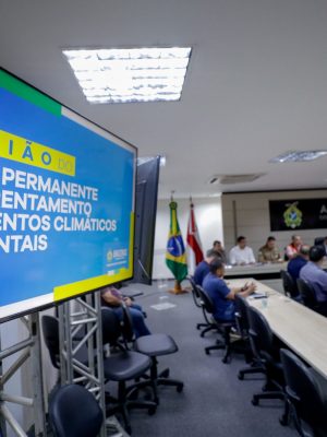 O governador Wilson Lima apresentou, nesta segunda-feira (04), durante reunião do Comitê Permanente de Enfrentamento aos Eventos Climáticos e Ambientais, as ações planejadas pelo Governo do Amazonas para mitigar os efeitos da estiagem, prevista para o segundo semestre de 2025. Na ocasião, também foi divulgado o balanço das ações realizadas durante a cheia dos rios neste ano.